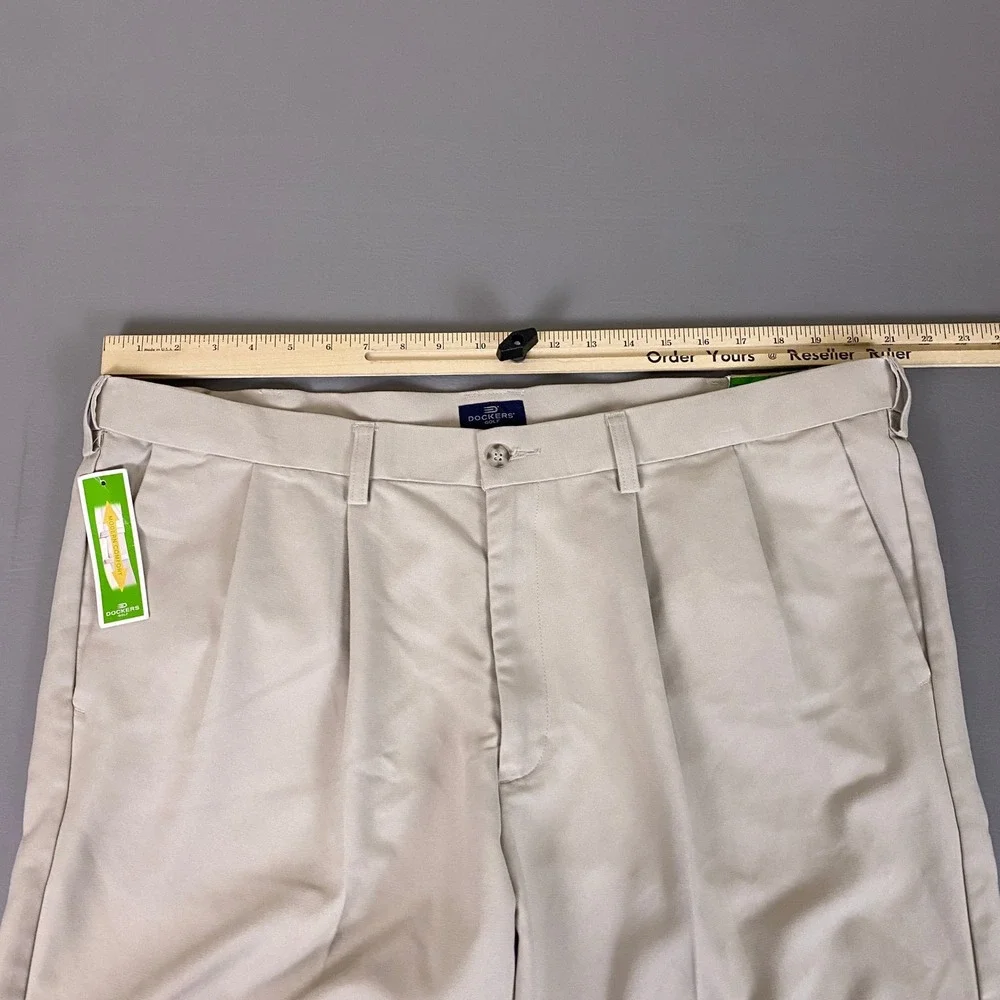 Dockers Golf Shorts Men's 42 Khaki Pleated Front Modern Comfort Beige New *Wear*